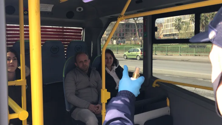 toplu-tasima-denetimlerinde-ilginc-diyaloglar-yan-yana-oturan-cift-ayni-evde-yasiyoruz-deyince-1585566387736.jpg Toplu taşıma denetimlerinde ilginç diyaloglar! Yan yana oturan çift 'aynı evde yaşıyoruz' deyince... - 2