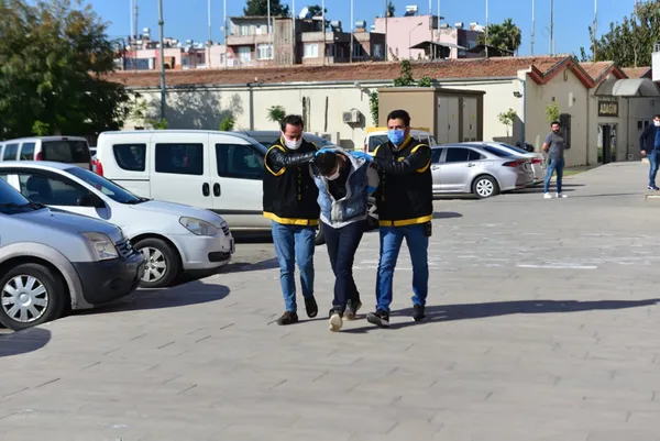 Başına turşu kavanozu yiyen hırsız: Çalışanı tebrik edip kaçtım - 1
