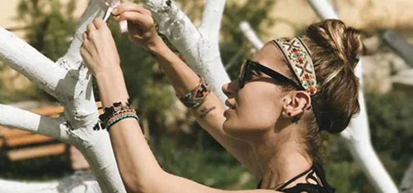 İrem Derici dilek ağacına çaput bağladı