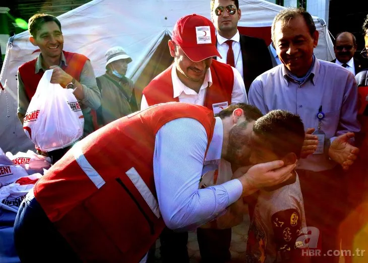 Bakan Berat Albayrak Endonezya’da yardım dağıttı