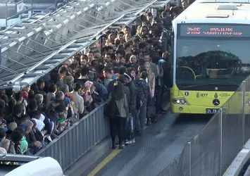 Metrobüs arızası yoğunluğa neden oldu! İBB'den açıklama geldi