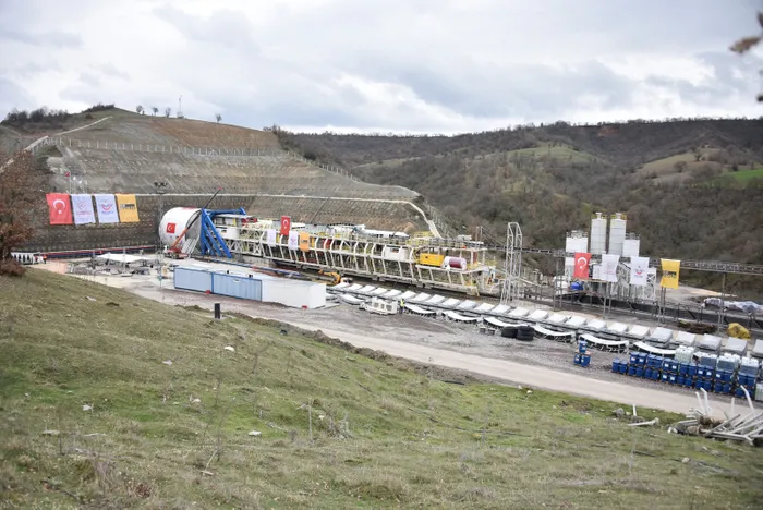 Son dakika: Türkiye’de bir ilk olacak! Ankara-İzmir YHT Projesi kapsamındaki Eşme-Salihli kesimi T-1 Tüneli’nde ışık göründü
