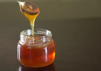 Sahte balı anlamanın yöntemi! Işığa tutulunca...