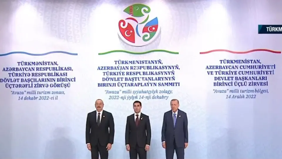 Avaza’da üçlü liderler zirvesi