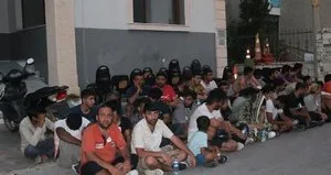 Su isteyene dayak! Göçmenleri darbedip soydular
