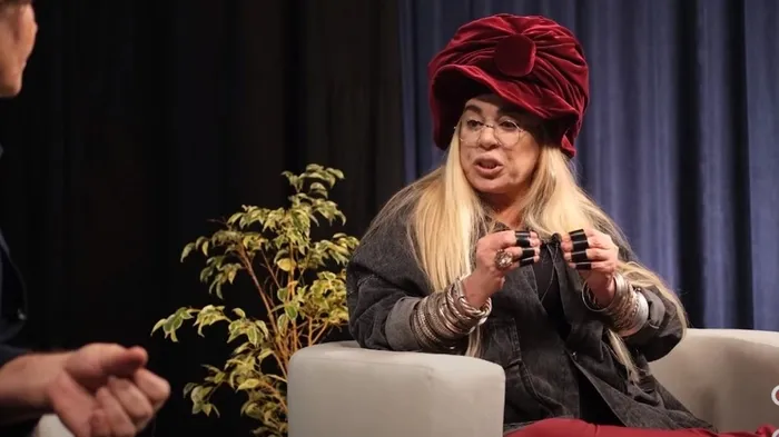 Ünlü şarkıcı Zerrin Özer’den kötü haber! Hastaneye kaldırıldı