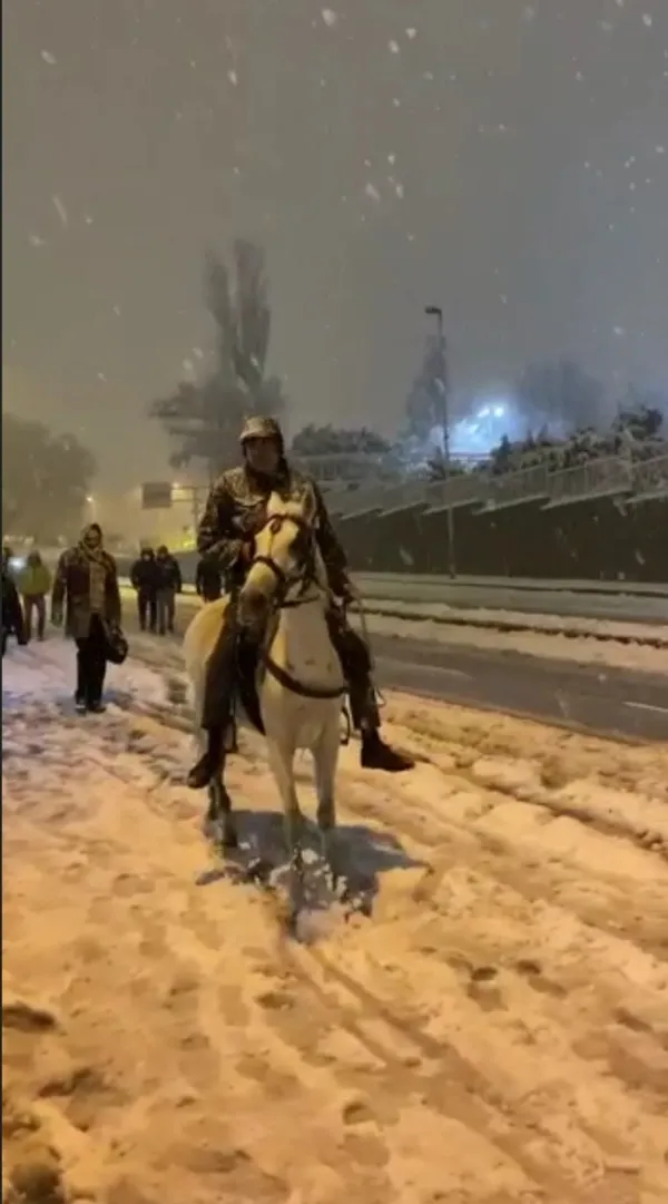 1643117336868.jpg İstanbul'da ilginç görüntü! Yollar kapanınca atla gezmeye çıktı - 2