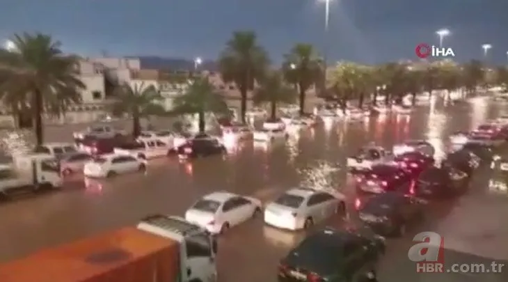 Kabe’de şimşek çakma anı! Mekke ve Medine’de şiddetli yağış: Müslümanlar yağmur altında tavaf etti