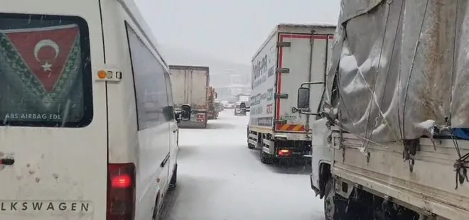 Türkiye’de kar yağışı etkili oluyor! Yalova-Bursa kara yolu kayan tır nedeniyle kapandı