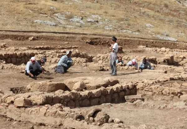 adiyaman-perredeki-kazilarda-medusa-kabartmali-madalya-bulundu-1664972018129.jpg Adıyaman Perre’deki kazılarda Medusa kabartmalı madalya bulundu - 1