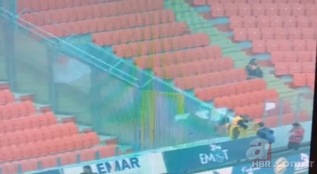 Göztepe - Altay maçı olaylar nedeniyle tatil edildi! İşaret fişeği ve sisin stadyuma sokulmasına dair görüntüler ortaya çıktı 9