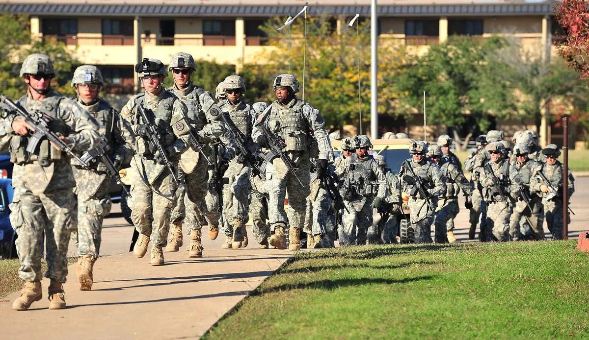 fort-hood-saldirgani-nidal-hasana-kursuna-dizilerek-idam-1791526708746.jpg 3. Zırhlı Süvari Alayı askerleri, 5 Kasım 2009'da Texas eyaletindeki Fort Hood askeri üssünde silahlı saldırganı yakalamak için Asker Hazırlık Merkezi'nin bulunduğu alana giriyor. (Foto: AP)