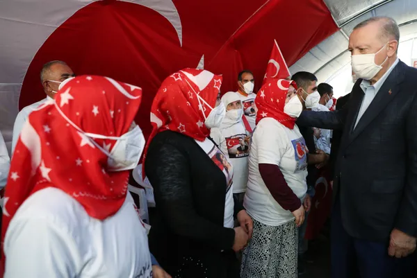 son-dakika-baskan-erdogandan-diyarbakir-annelerine-ziyaret-1625839129231.jpg
