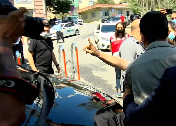 chpli-ibb-baskani-imamoglu-ile-gorusmek-isteyen-kadina-koruma-duvari-bu-halktan-bu-kadar-kacilir-mi-1625056199210.jpg CHP'li İBB Başkanı İmamoğlu ile görüşmek isteyen kadına koruma duvarı! 'Bu halktan bu kadar kaçılır mı?' - 1