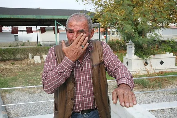 antalya-manavgatta-sehit-cumali-gurun-mezarinin-bayrak-diregini-caldilar-1637380176941.jpeg Antalya Manavgat'ta şehit Cumali Gür'ün mezarının bayrak direğini çaldılar - 2