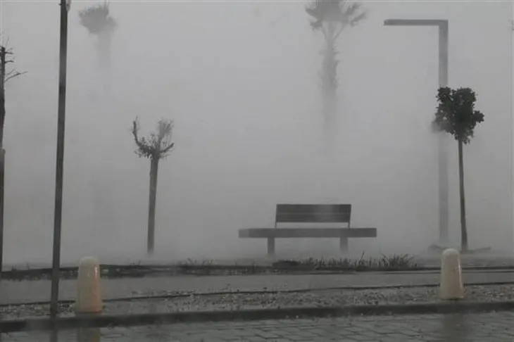 Antalya'yı fırtına yıktı geçti! Uçaklar inemedi, ağaçlar devrildi, araçlar mahsur kaldı
