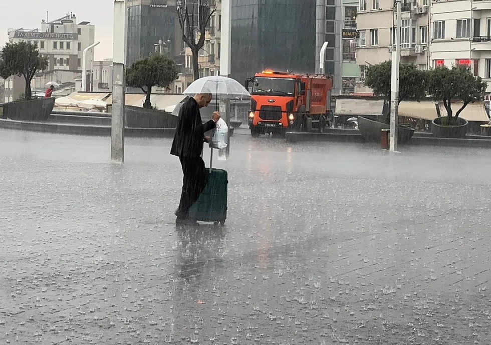 CANLI | İstanbul sele teslim! Yollar göle döndü - 3