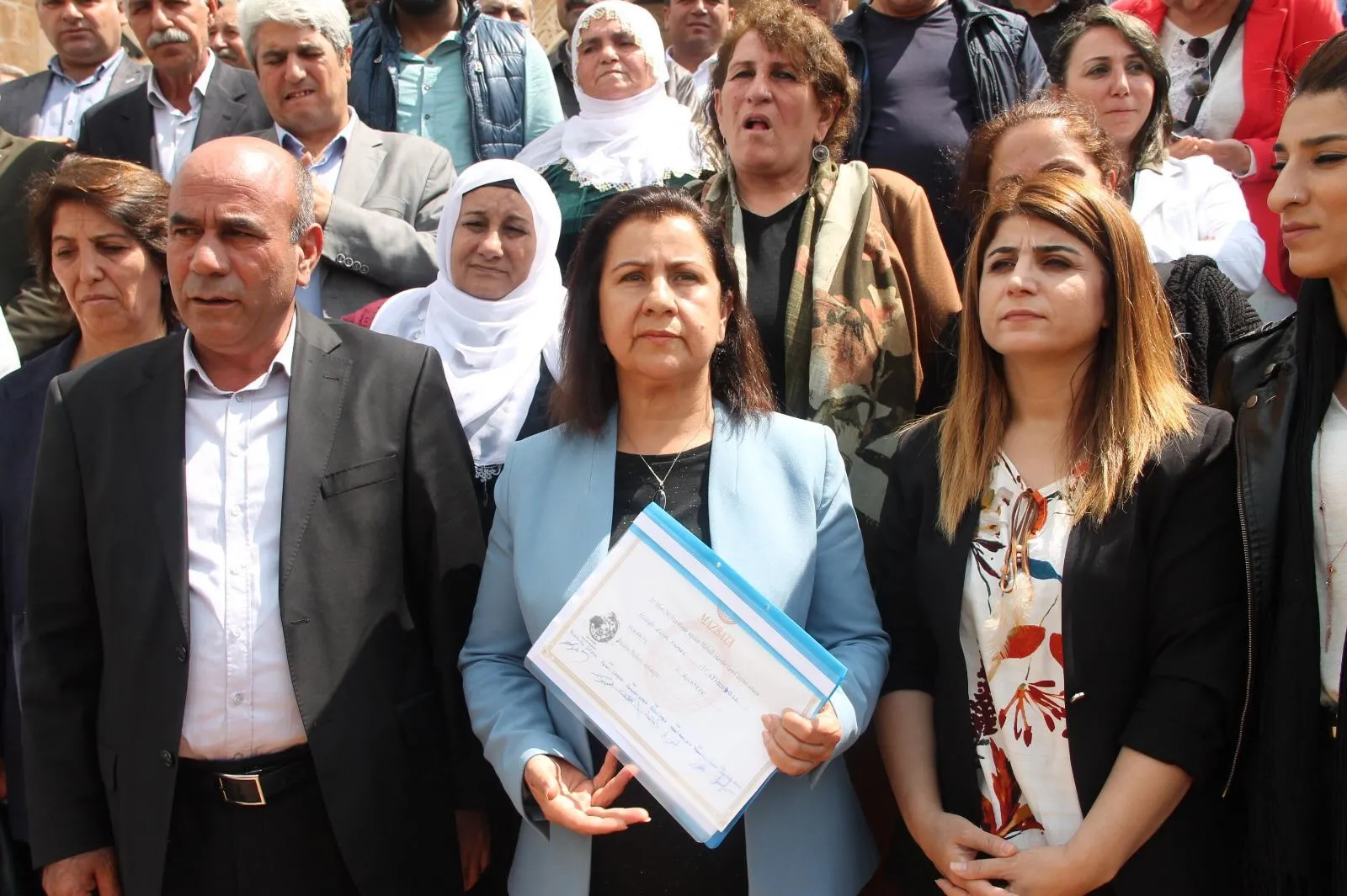 HDP’nin ilk icraatı Türk bayrağını indirmek oldu!