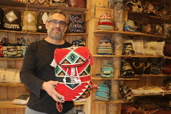 kilim-parcalarini-copten-toplayip-donusturerek-dunyaya-satiyor-1635928881917.jpg Kilim parçalarını çöpten toplayıp dönüştürerek dünyaya satıyor - 2