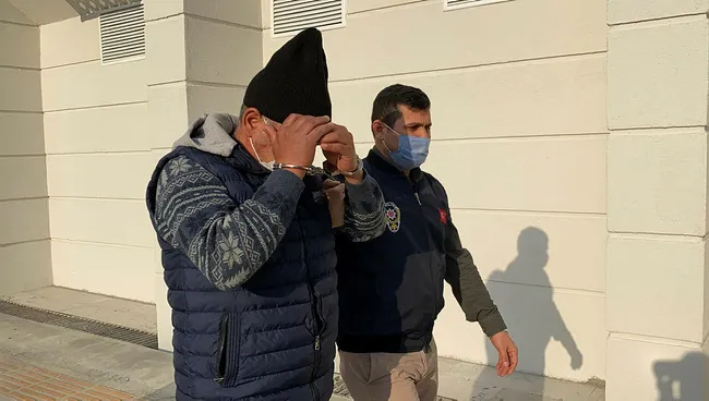 Mersin’de şoke eden görüntüler! Arkasından çarpıp telefonunu çaldı - 1