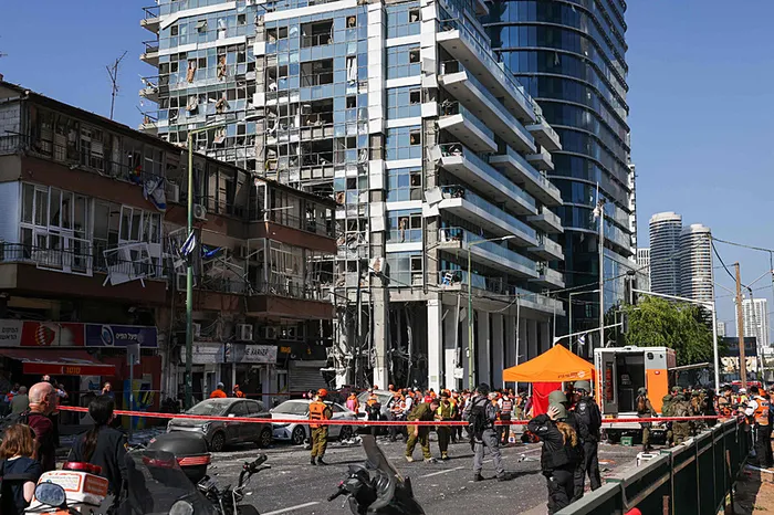 1750313973921.jpeg İran'ın füzeleri Tel Aviv'de binalara isabet etti (AHABER ARŞİV)