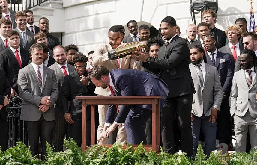 Trump’ın Başkan Yardımcısı JD Vance şampiyonluk kupasını düşürdü! Espriyle toparlamaya çalıştı ama... 12