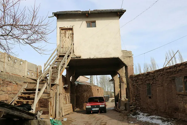 Sivas’ta fıkra gibi olay! Misafir odasının altından yol geçiyor - 4