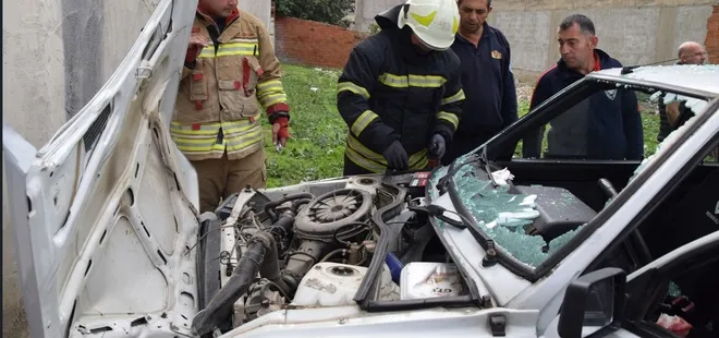 Manisa'da otomobil duvara çarptı: 2 yaralı