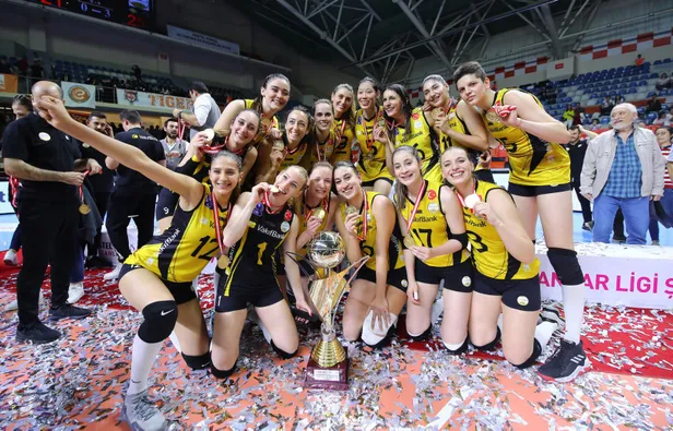 TRT SPOR FIVB Eczacıbaşı-Vakıfbank final maçı canlı izle! Eczacıbaşı-Vakıfbank final mücadelesi saat kaçta başlayacak? Canlı yayın frekans bilgileri...