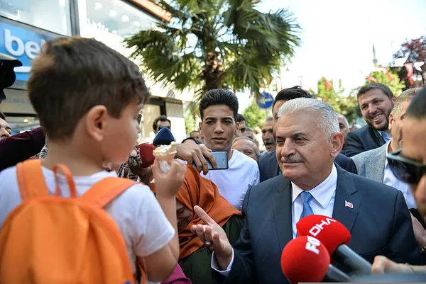 Binali Yıldırım küçük çocuğu böyle sevindirdi