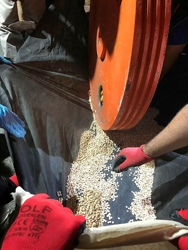 Hatay’da şok operasyon! Sondaj makinelerinin içinden çıktı - 2