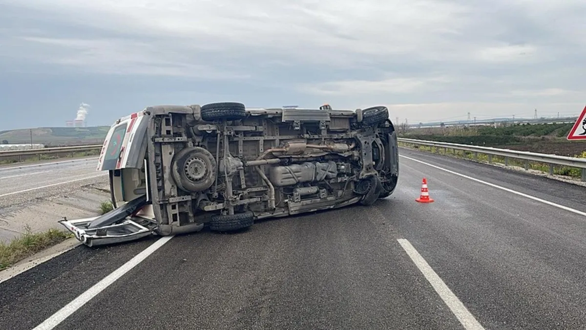 Kazada can pazarı! Ambulans devrildi: Yaralılar var