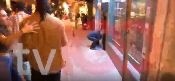 arctic-monkeysten-olayli-beyoglu-gecesi-bakkal-ile-tartistilar-1660250159801.jpg Arctic Monkeys'ten olaylı Beyoğlu gecesi! Bakkal ile tartıştılar: Ünlü olsalar da fark etmez