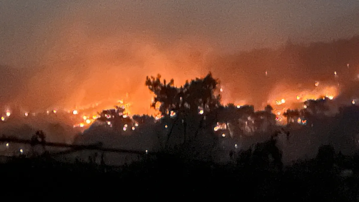 Seydikemer’den Kaş’a sıçrayan yangında ağır bilanço! Evler ve ahırlar yandı: Seralar zarar gördü,...