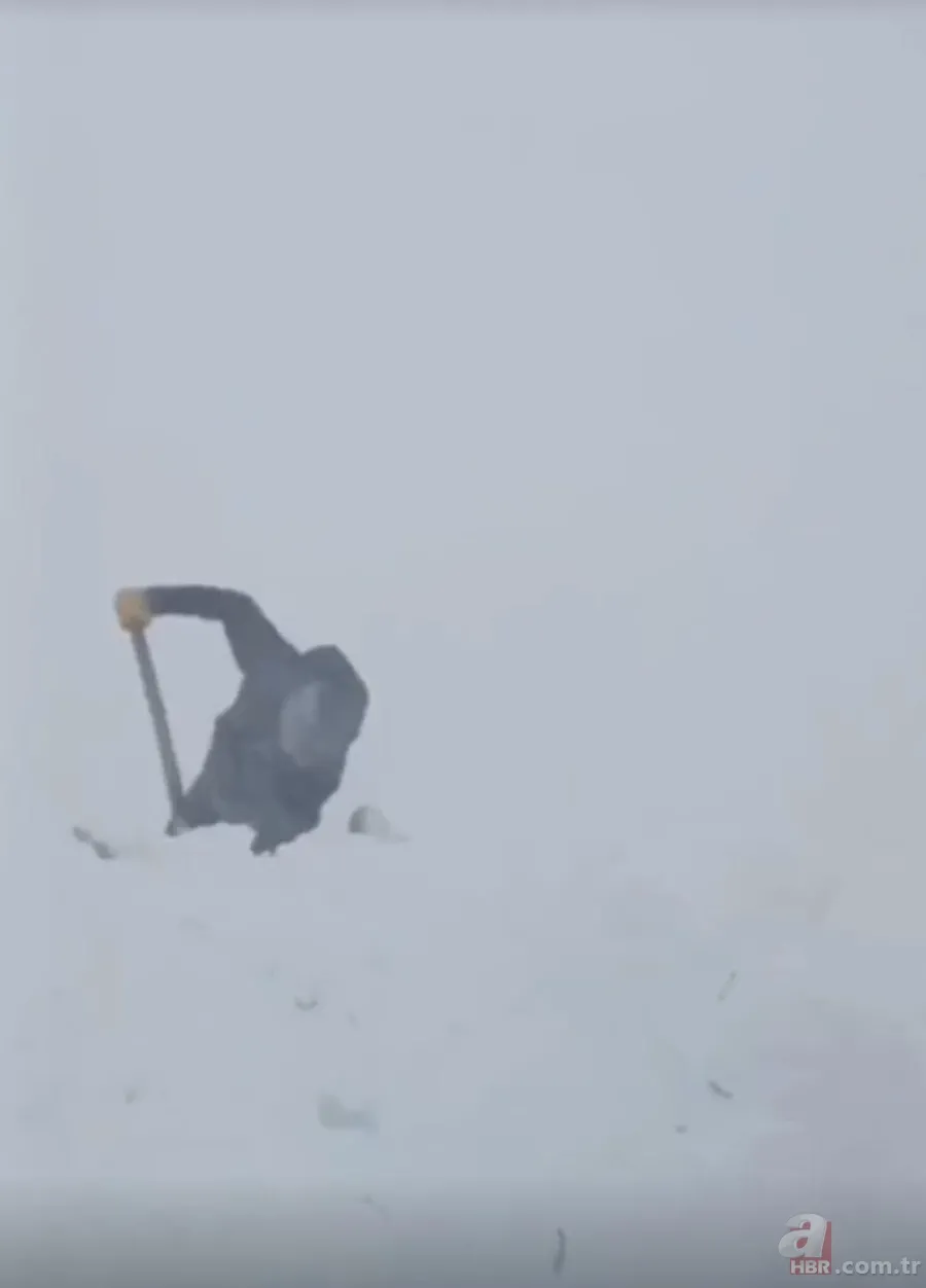 Dev kar kütleleri iş makinelerini yuttu! Ardahan-Artvin yolunda korku dolu anlar 1