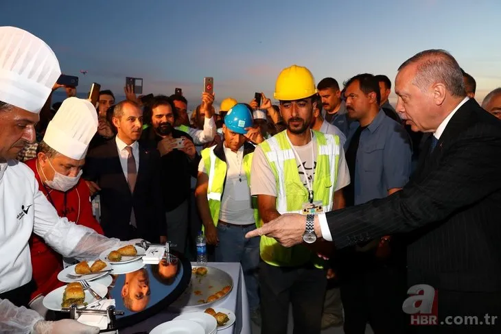 Cumhurbaşkanı Erdoğan’dan havalimanı çalışanlarına baklava ikramı