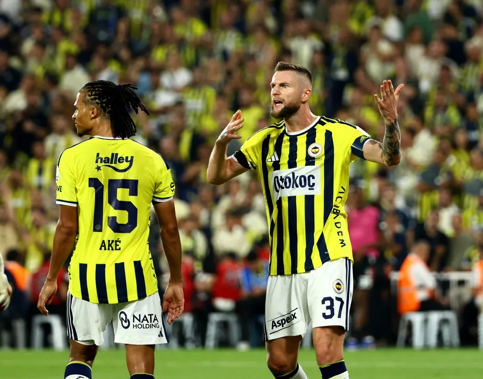 ismail-kartalin-fenerbahcedeki-gelecegini-bu-3-mac-belirleyecek-roma-gaziantepsor-ve-eyupspor-1788788711305.jpg Fenerbahçe'de İsmail Kartal için kritik süreç: Beşiktaş yenilgisi sonrası gözler Roma maçıyla başlayacak 3 karşılaşmada - 1
