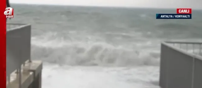 antalyada-firtina-etkili-oluyor-konyaaltinda-dalgalarin-boyu-4-metreyi-asti-1674823947725.jpg