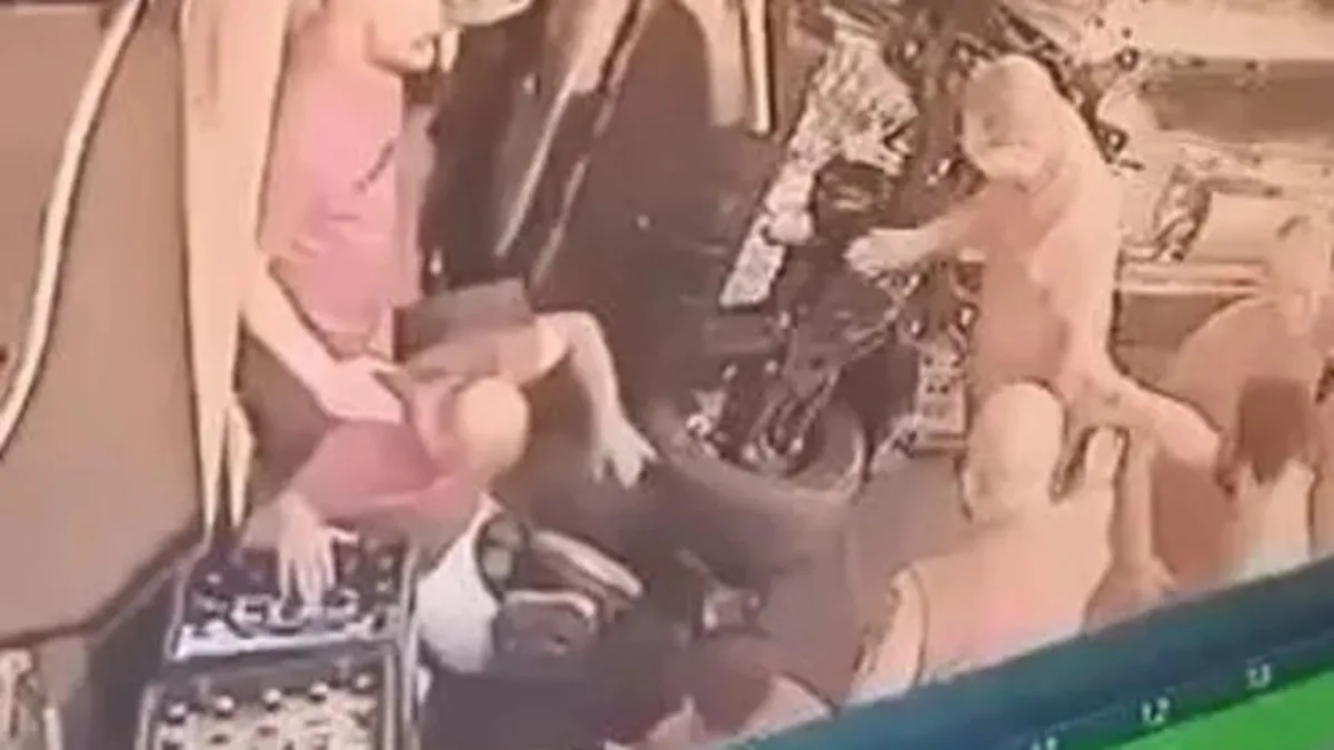 İstanbul'da akılalmaz kaza! Araba dükkana daldı ölümden döndüler