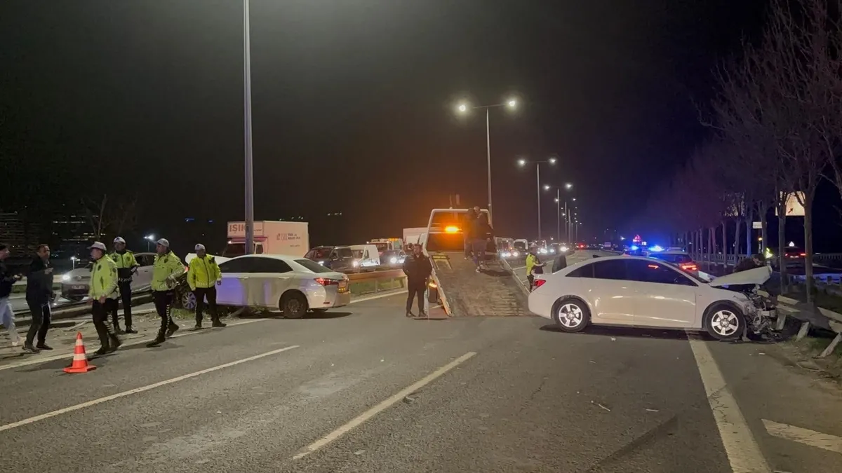 Kağıthane'de zincirleme kaza: Minibüs bariyerlere çıktı