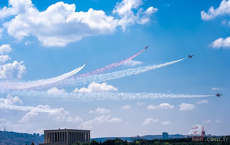 Türk Yıldızları Zafer Bayramı'nda Ankara semalarında 3