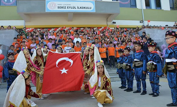 milli-egitim-bakani-yusuf-tekinden-ogretmen-atamalari-ve-mulakat-aciklamasi-1694468200774.jpg Milli Eğitim Bakanı Yusuf Tekin’den öğretmen atamaları ve mülakat açıklaması - 3