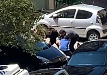 Dehşet anı kamerada! Gezdirdiği köpek kendisine saldırdı!