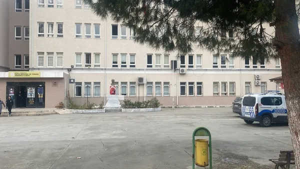 bursada-21-lise-ogrencisi-hastaneye-kaldirildi-vakalarla-ilgili-sorusturma-baslatildi-1670393938306.jpg Bursa'da 21 lise öğrencisi hastaneye kaldırıldı! Vakalarla ilgili soruşturma başlatıldı - 4