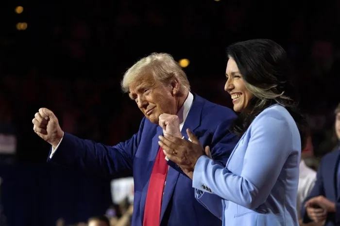 amerikan-siyasetinde-tulsi-gabbard-tartismasi-trumpin-istihbarat-sefi-adayi-gizemli-gecmisiyle-gundemde-1738156207491.jpg ABD Başkanı Donald Trump'ın 5 Kasım 2024 seçimi öncesi yürüttüğü kampanyada Gabbar'ı İstihbarat Şefi adayı olarak duyururken (AP)