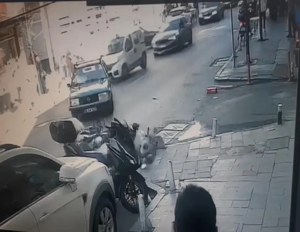 Kağıthane'de hatalı sollama kazası kamerada - 4