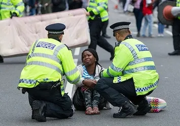 Londra'da sokaklar karıştı