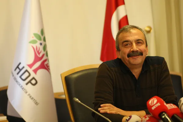 1682226333910.jpg HDP'li Sırrı Süreyya Önder aldattı sevgilisi Kandil'e şikayet etti! Sık sık Kandil'e gidiyormuş - 3