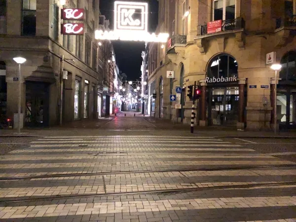 Son dakika: Kovid-19 nedeniyle Hollanda genelinde sokağa çıkma kısıtlaması başladı