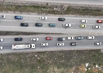 43 ilin geçiş güzergahında trafik yoğunluğu! Kilometrelerce araç kuyruğu oluştu